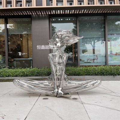 广州售楼部小区入口装饰镜面不锈钢镂空人物雕塑厂家报价